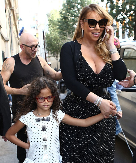 Mariah leads her twins through a wash of French fans | mcarchives.com