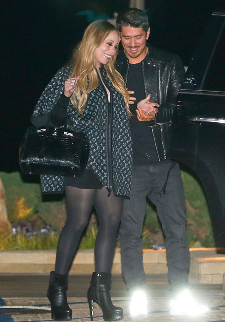 Mariah puts on a leggy display in an eye-catching cape | mcarchives.com