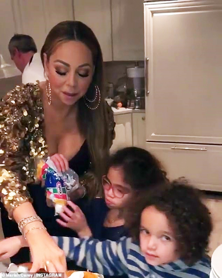 Mariah Carey cooks Thanksgiving yams with twins | mcarchives.com