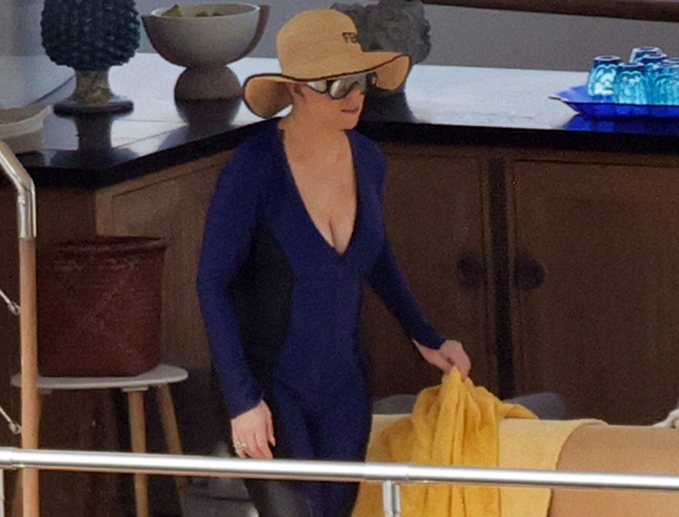 Mariah Carey rocks blue wetsuit on luxury yacht | mcarchives.com