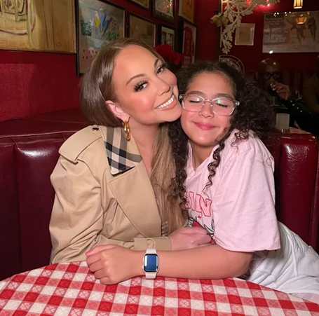 Mariah's night out with lookalike daughter Monroe | mcarchives.com