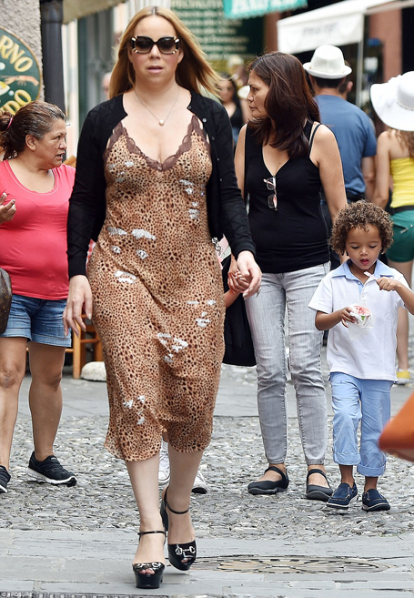 Mariah Carey tucks into a tasty Italian lunch | mcarchives.com