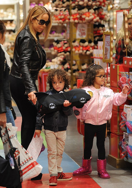 Mariah Carey rocks a racy black outfit | mcarchives.com